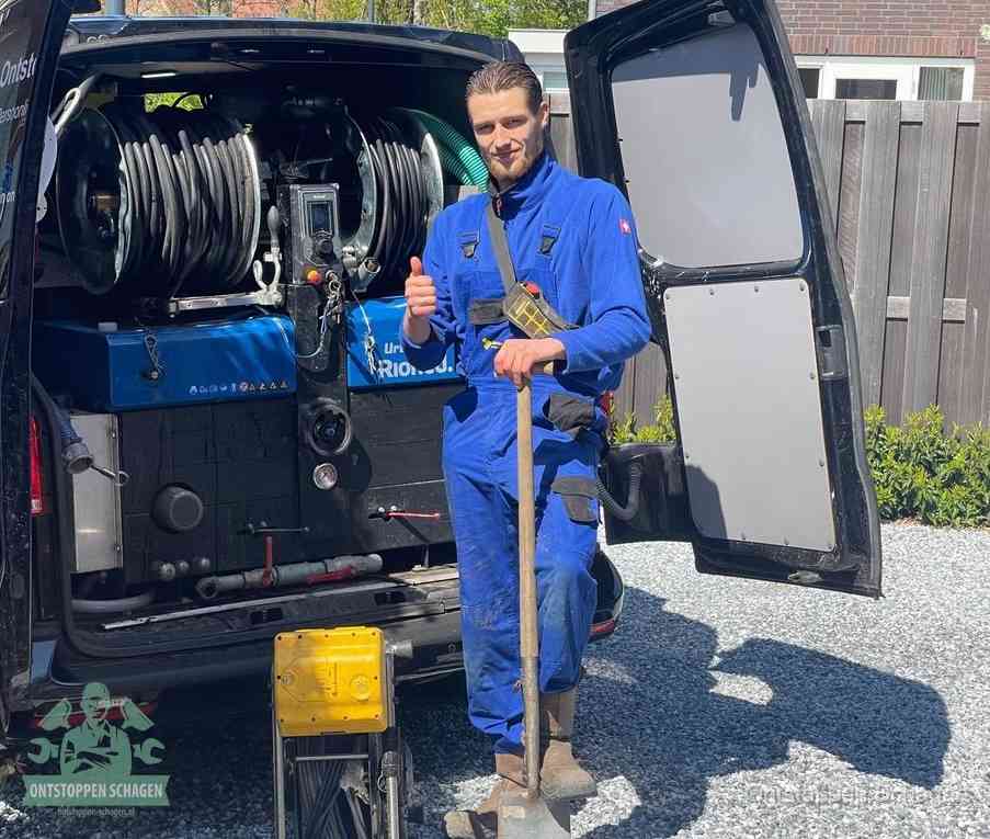 Een tevreden monteur met opgestoken duim naast de bestelbus, slim ingrijpen bespaart kosten bij een verstopte afvoer in Schagen