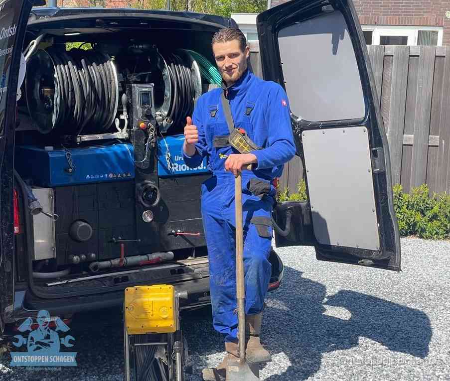 Een tevreden monteur met opgestoken duim na een geslaagde klus, slim ingrijpen bespaart kosten bij een verstopte wc in Schagen