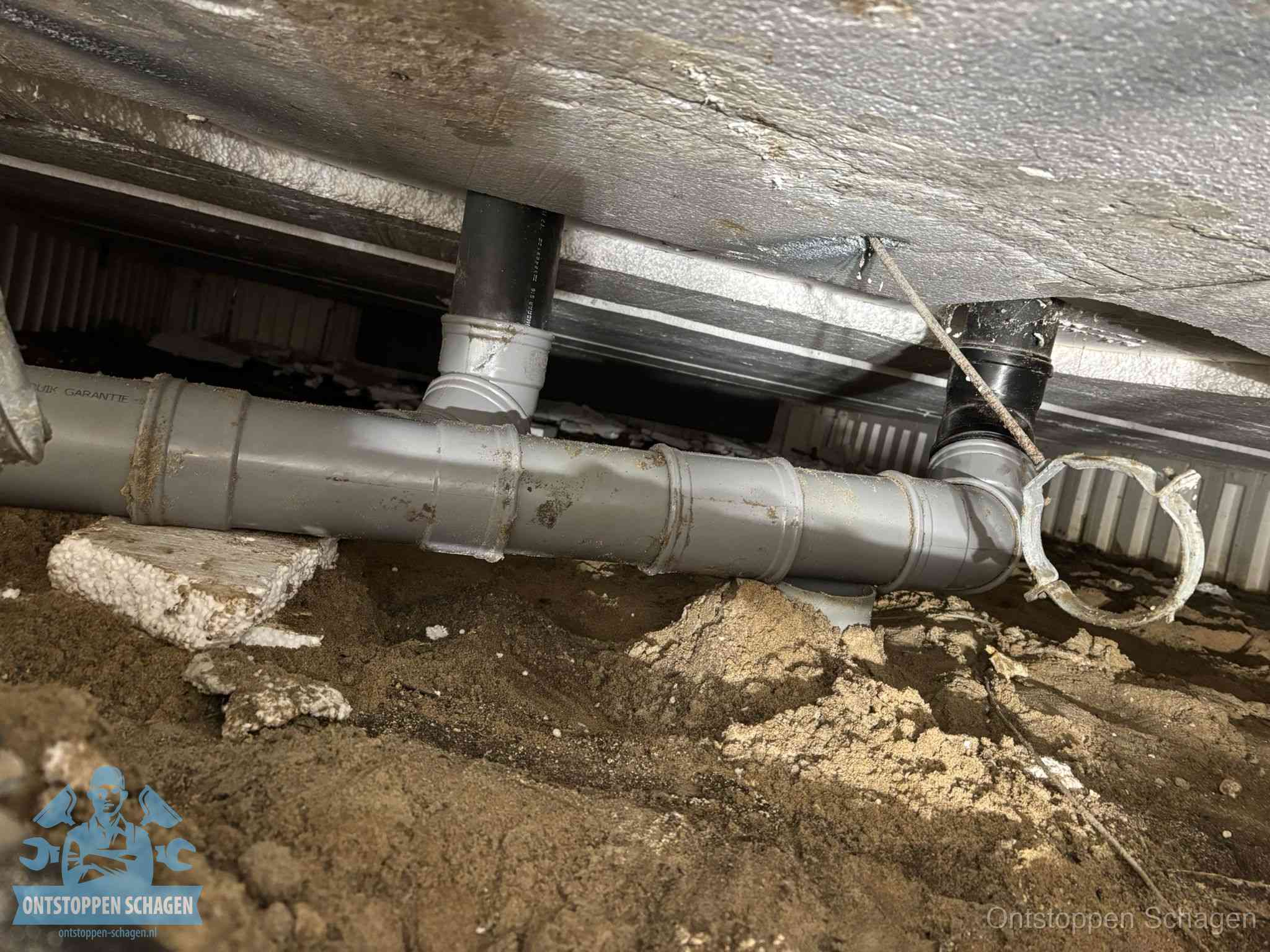 PVC-buizen in de kruipruimte van een gemengd of gescheiden rioolstelsel in Schagen
