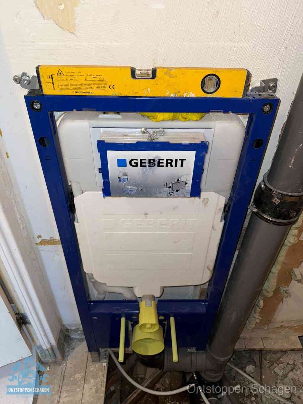 Een Geberit inbouwreservoir met frame voor een hangtoilet tegen de wand, met de afvoerbocht naar de vloer, kenmerkend voor een verstopt hangtoilet in Schagen