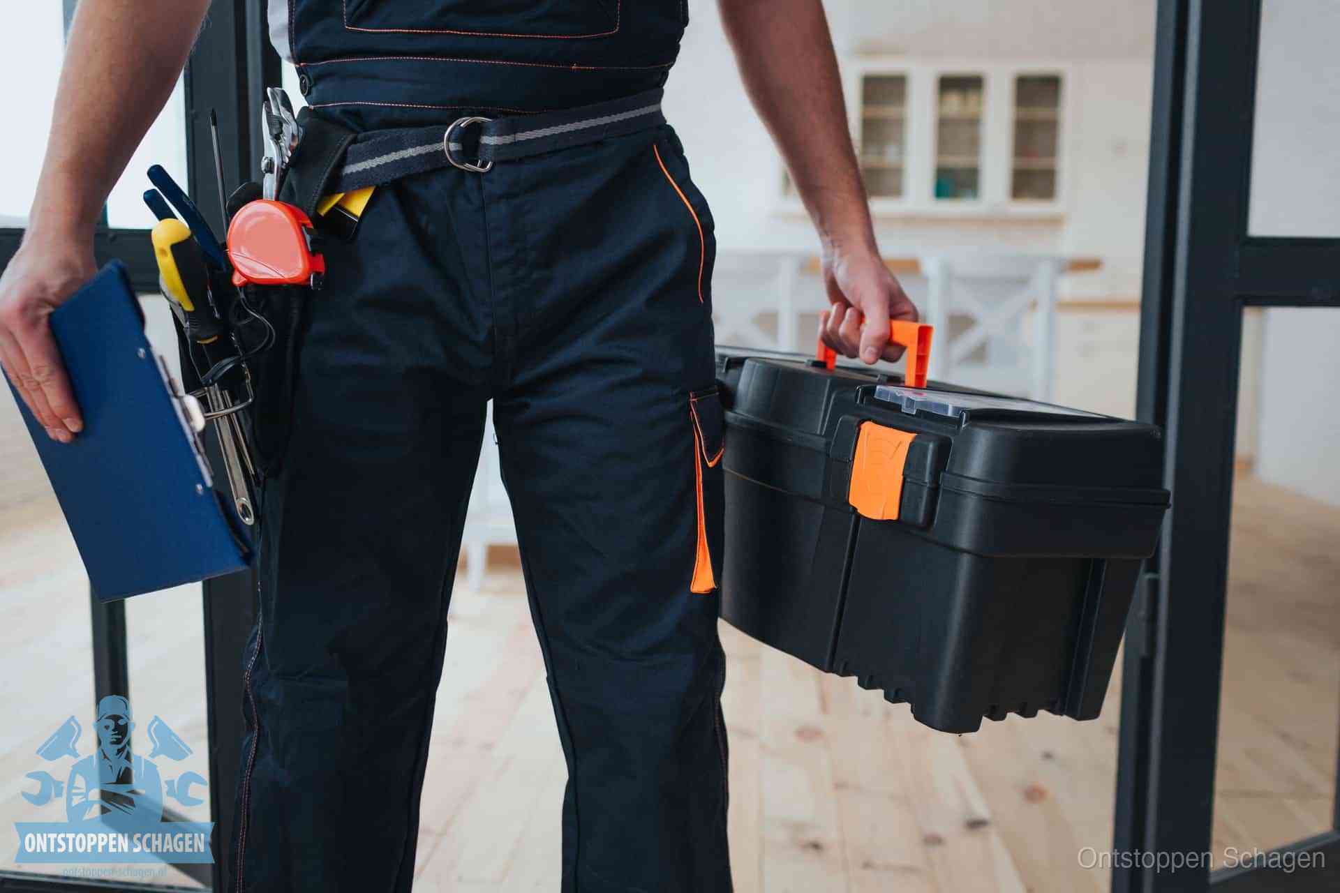 Een monteur met gereedschapsriem en klembord, klaar om een transparante prijs voor het wc ontstoppen in Schagen te geven