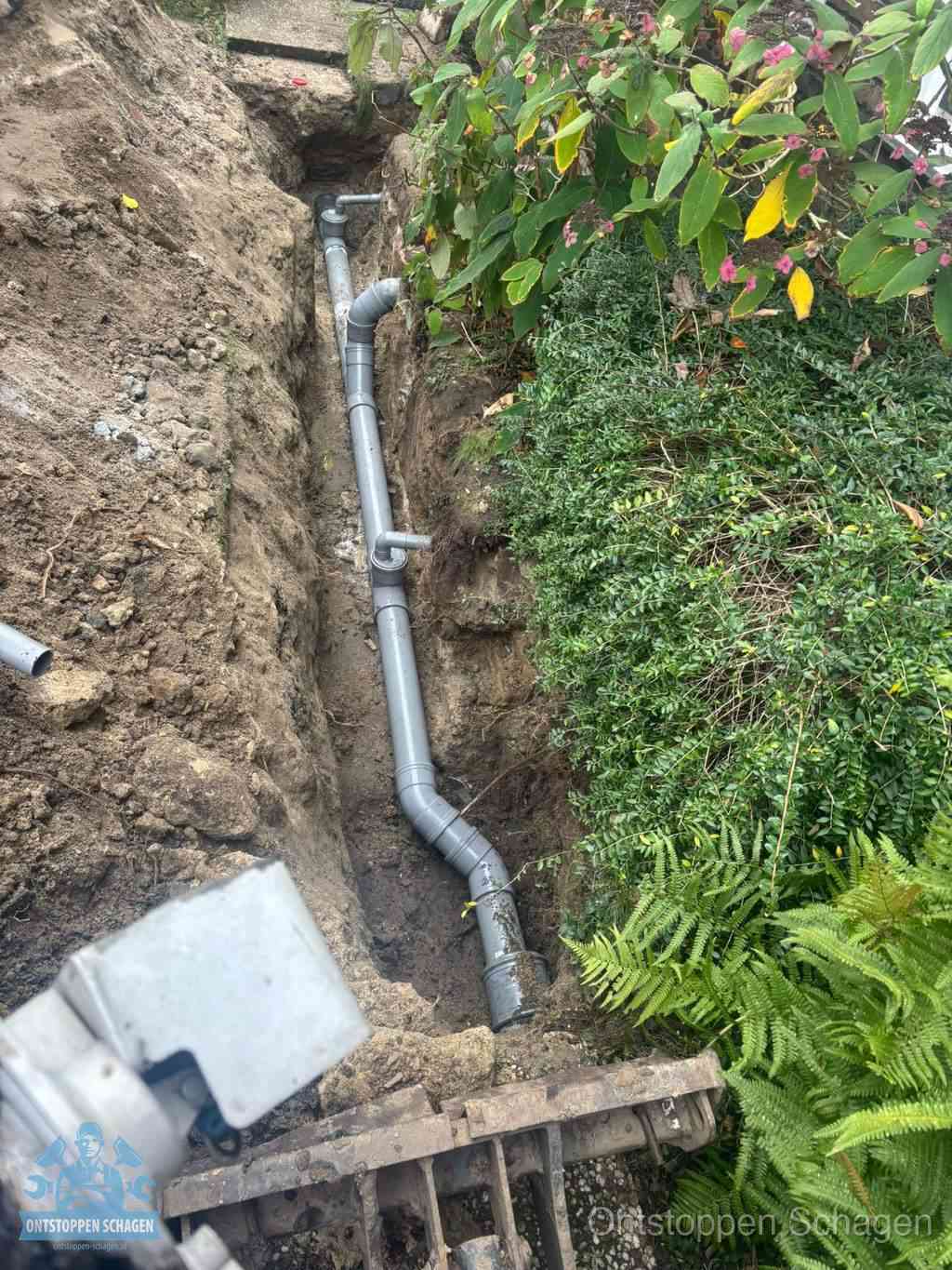 Open sleuf met nieuwe PVC-buizen, riool repareren en vervangen in Schagen