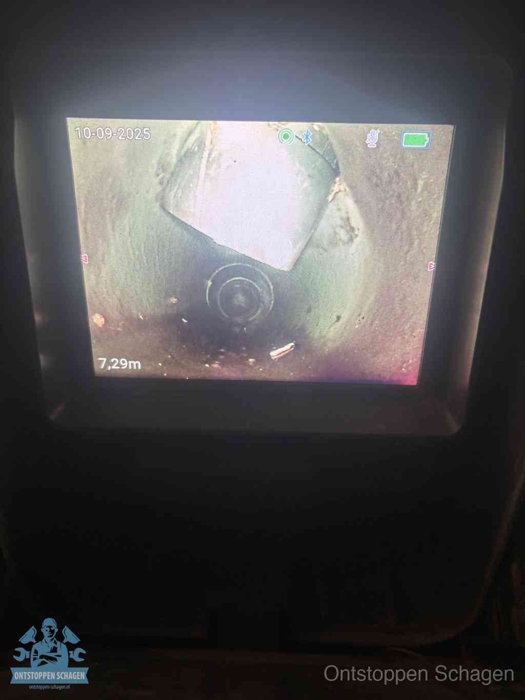 Camerabeeld van een verzakte rioolbuis diep onder de grond, een rioolverzakking in Schagen