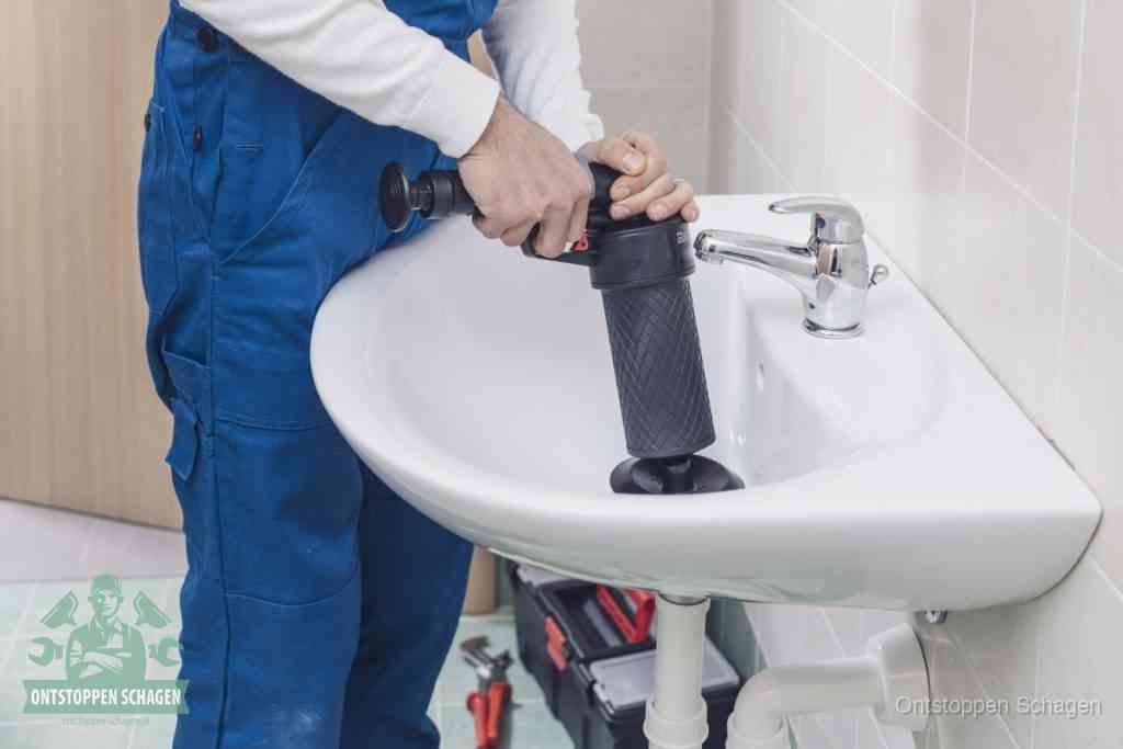 Een te ruwe doe-het-zelf poging met een hand-pomp op de afvoer van een badkamer-wastafel, een van de veelgemaakte fouten bij afvoer ontstoppen in Schagen