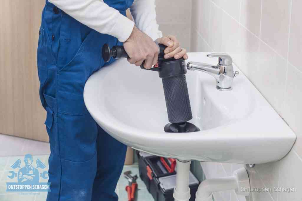 Een te ruwe doe-het-zelf poging met een handmatige perslucht-ontstopper op een sanitair-afvoer, een van de veelgemaakte fouten bij wc ontstoppen in Schagen