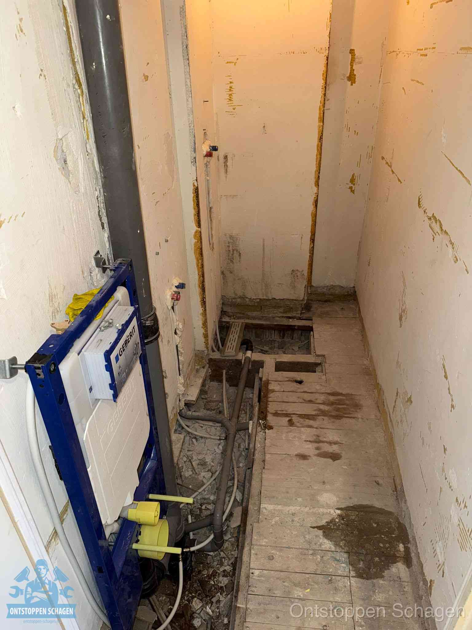 Een opgebroken toiletruimte tijdens renovatie met een Geberit inbouwreservoir en blootliggende oude afvoerleidingen, typisch voor oudere woningen in Schagen