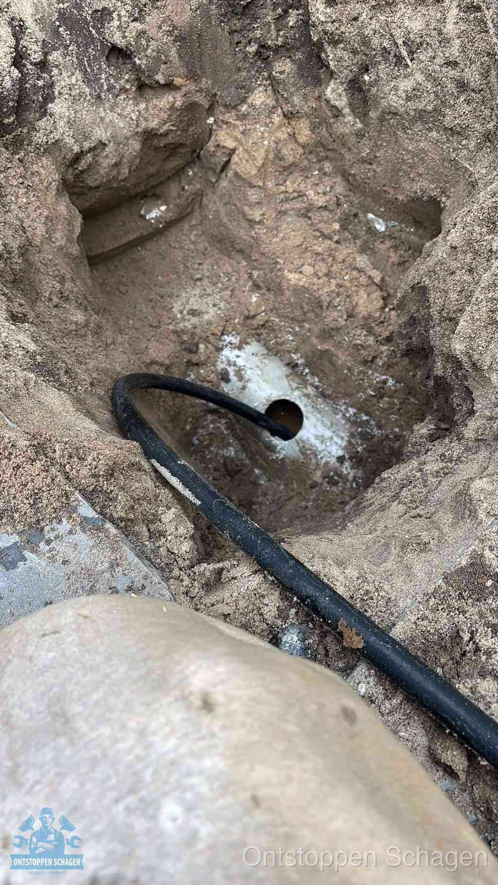 Uitgegraven rioolbuis in de grond, hulp om zelf het riool te ontstoppen in Schagen